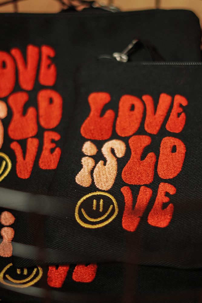 Intrépide Studio Pochette noire - LOVE IS LOVE 💘